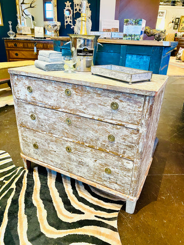 Early 18th Century Gustavian Chest of Drawers with Chalked Finish